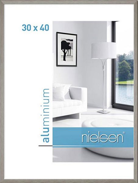 Alurahmen mit abgebildetem modernen Wohnzimmer mit Sofa, Stehlampe und großem Fenster mit Blick auf See